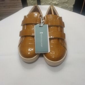 Revitalign Orthotic Patent Sneakers - Malibu Bella. Size 9.5